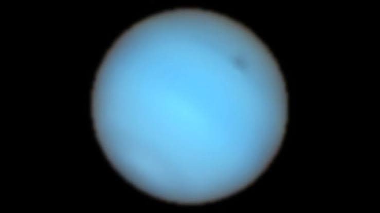 Астрономи забелязали голямо и загадъчно тъмно петно в атмосферата на Нептун,