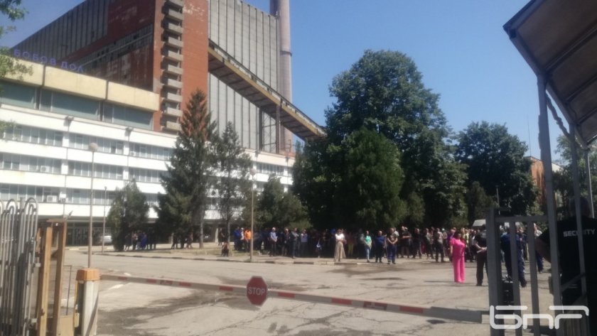 Стотици работещи в ТЕЦ Бобов дол на обедната си почивка,