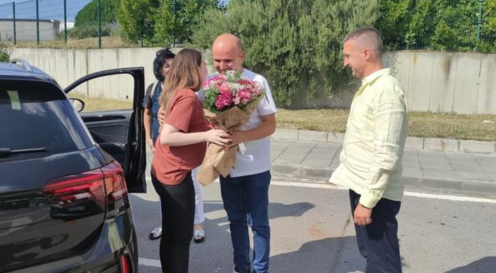 Илхан Кючюк посрещна Нургюл с цветя 