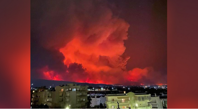 Опустошителните пожари в Гърция продължават да бушуват. Заради огнения ад
