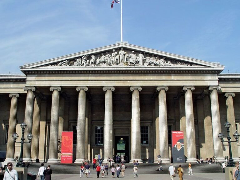 Директорът на Британския музей заяви, че се оттегля от поста