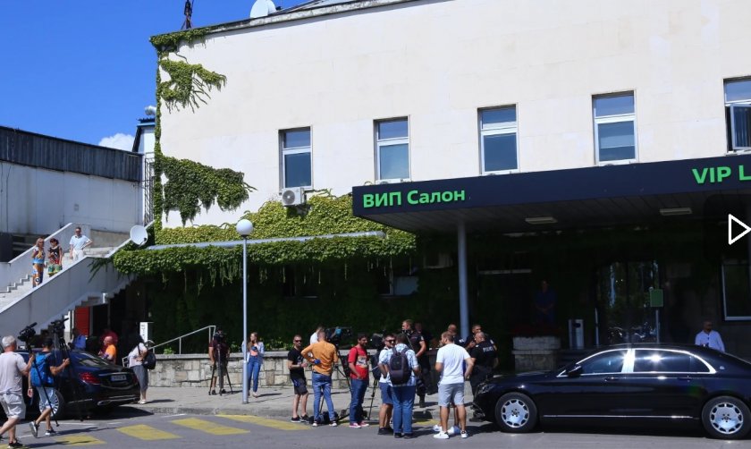 Българи, летели заедно с бизнесмена Васил Божков в самолета от