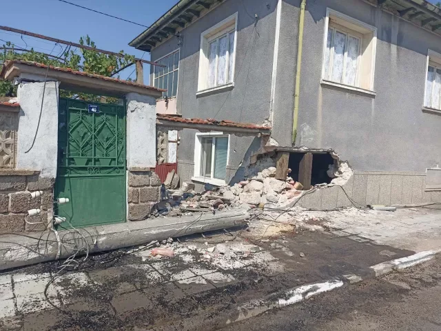 Трактор се заби в къща край Пловдив (СНИМКИ)