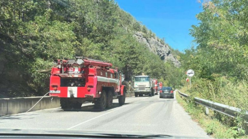 Огнената стихия край Хвойна е частично ограничена