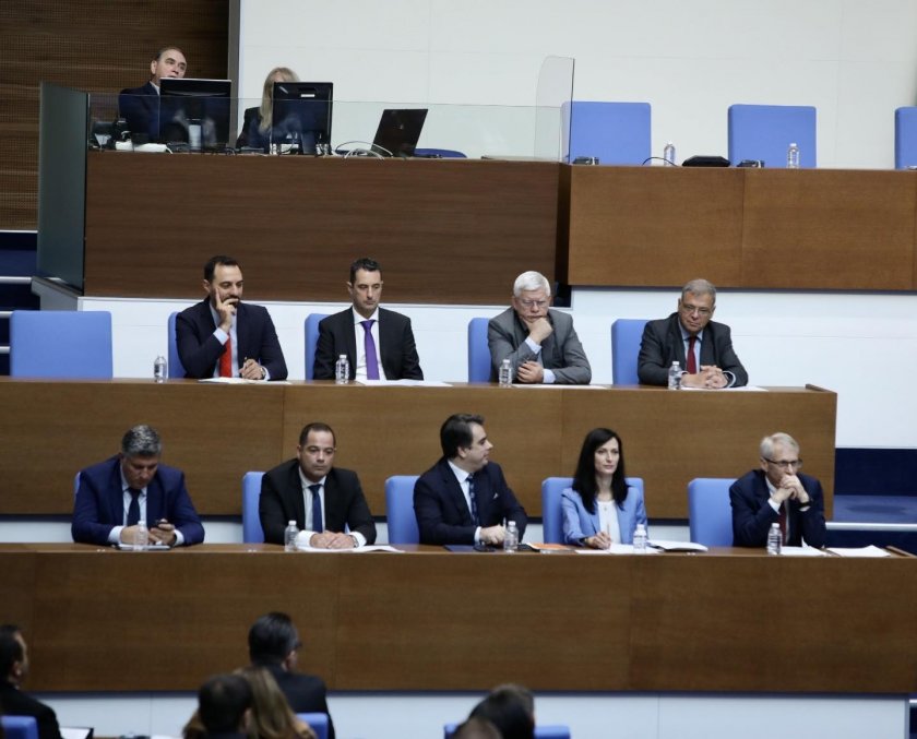 Премиерът Николай Денков бе принуден от трибуната на парламента да