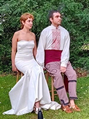 Внукът на Любомир Левчев се жени в Англия с народна носия от Копривщица