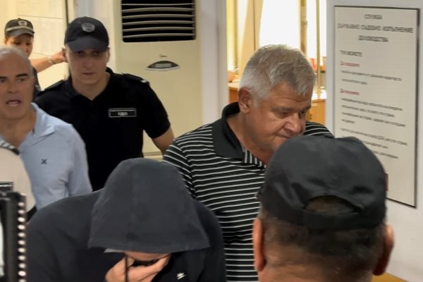 Решетки за обвинените за източване на Здравната каса