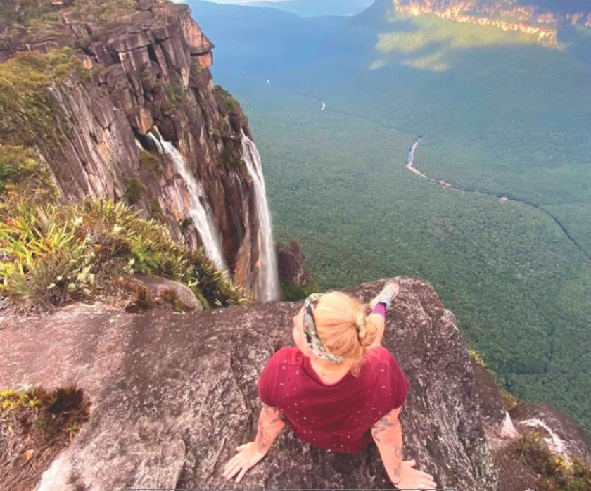 Ева Великова е първата българка, спуснала се по най-високия водопад