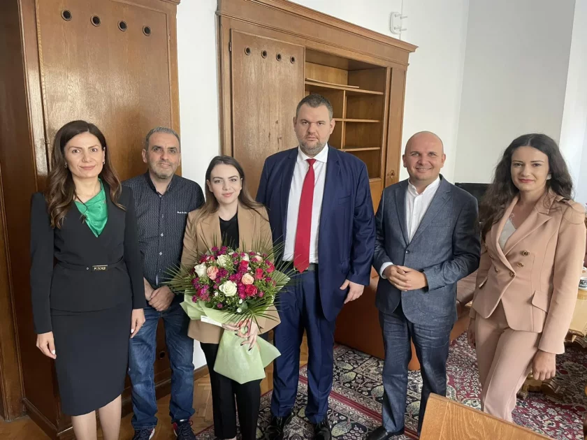 Нургюл отиде на гости на Делян Пеевски в парламента (снимки)