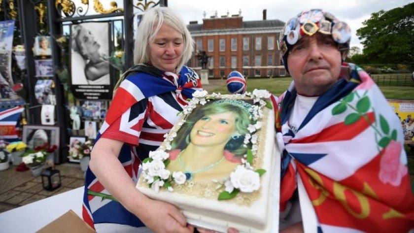 Почитатели на кралското семейство се събраха днес пред двореца Кенсингтън,