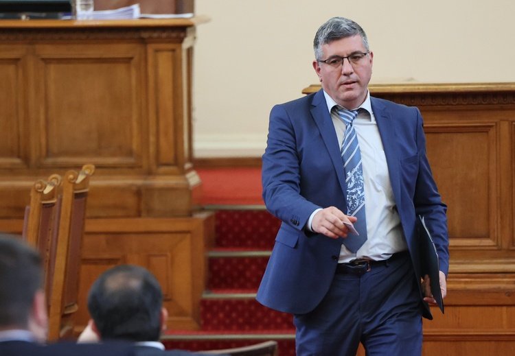 Министър Цеков сезирал ДАНС, изчезнал кодът за толсистемата 