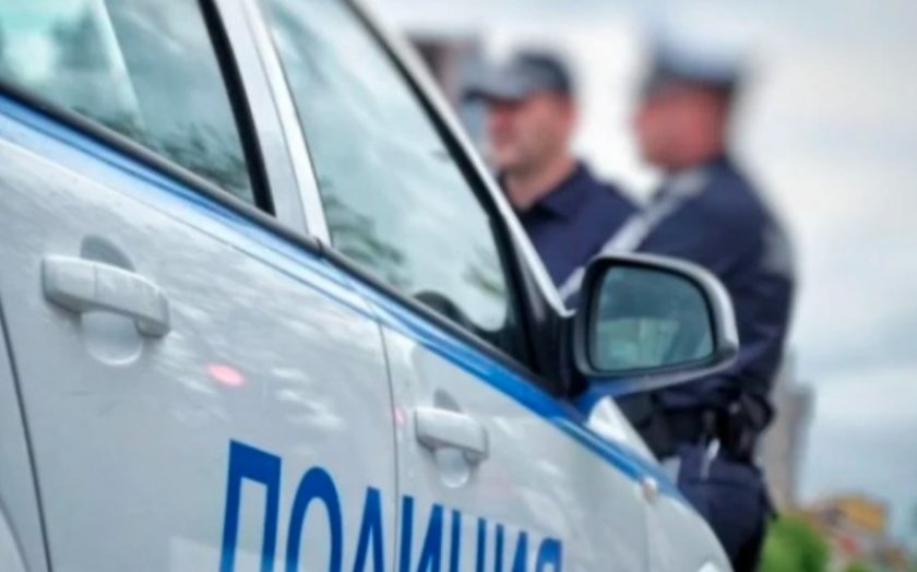 Екшън край Банско: Шофьор си игра на гонка с полицията, заби се в дърво