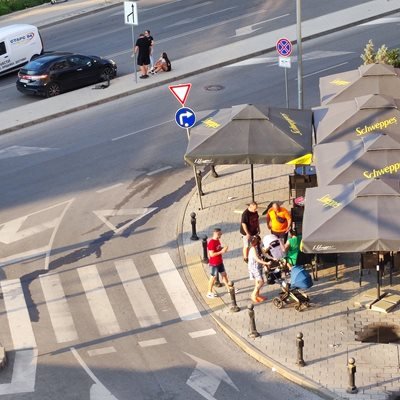 Идиоти в Пловдив едва не смачкаха майка с количка