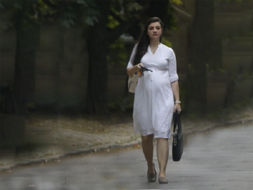 Вместо да си гледа последните дни от напредналата бременност, Лена