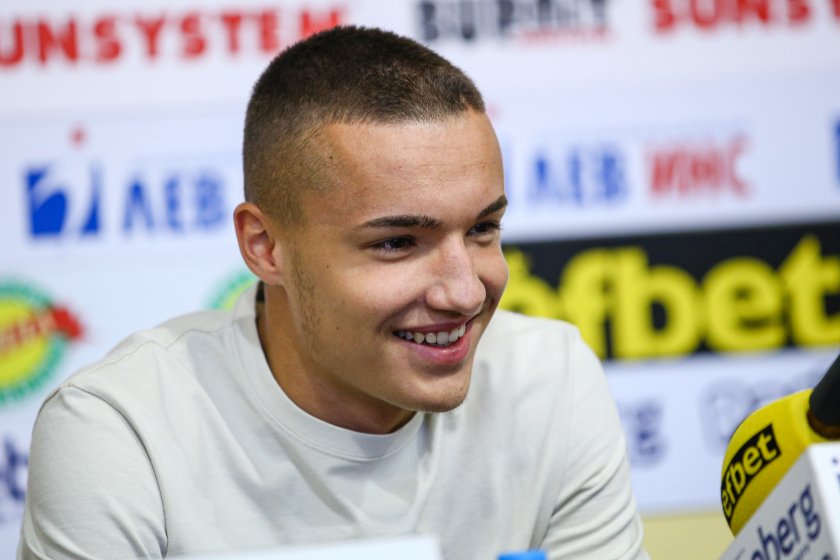 Младият футболист на Хебър Николас Пенев получи наградата за най-добър