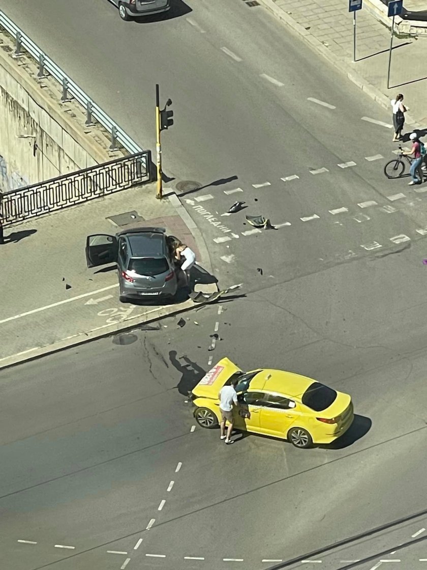 Катастрофа с такси на бул. Витоша 89 в София. Инцидентът