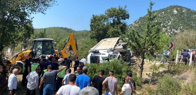 Камион се вряза в хора на погребение в Турция: Има загинали и ранени