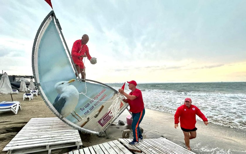 Късните летни бури се развихриха! С пълна сила вятърът вършее