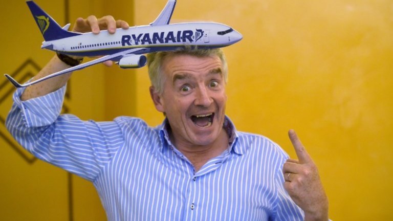 Екоактивистки замериха ръководителя на авиокомпанията „Райън еър" с торти