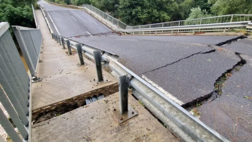 Мостът на пътя Царево - Синеморец е срутен, в аварийно