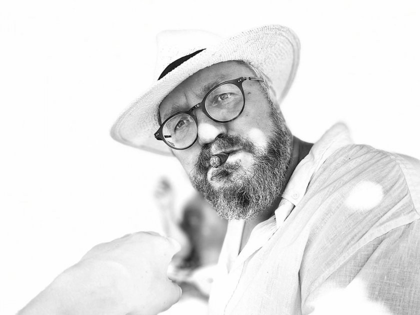 Карбовски пише на младите българи: Огледайте се, не отивайте в "Макдоналдс" или в "Онли фенс"!