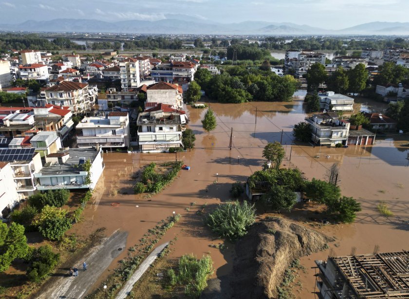 Водите в наводнения град Лариса продължават да се покачват (СНИМКИ)