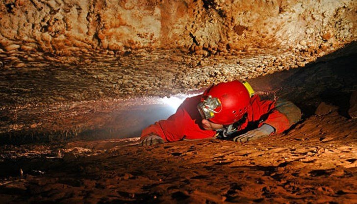 Здравословното състояние на американския спелеолог Марк Дики, блокиран в пещерата