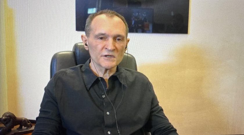 Минути след 12 часа Васил Божков стартира пресконференция от дома