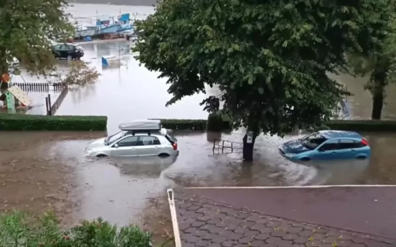 Спасяват с въже човек от водния ад край къмпинг „Арапя"