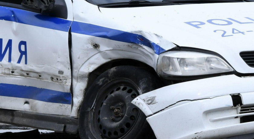 Неправоспособен водач се удари в полицейски автомобил в Кубрат, съобщи
