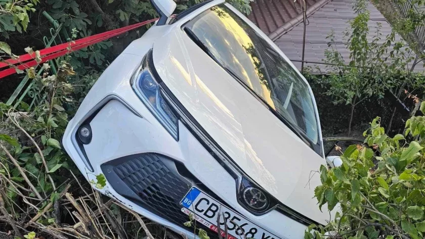 Кола с китаец зад волана паркира в къща в Пловдив