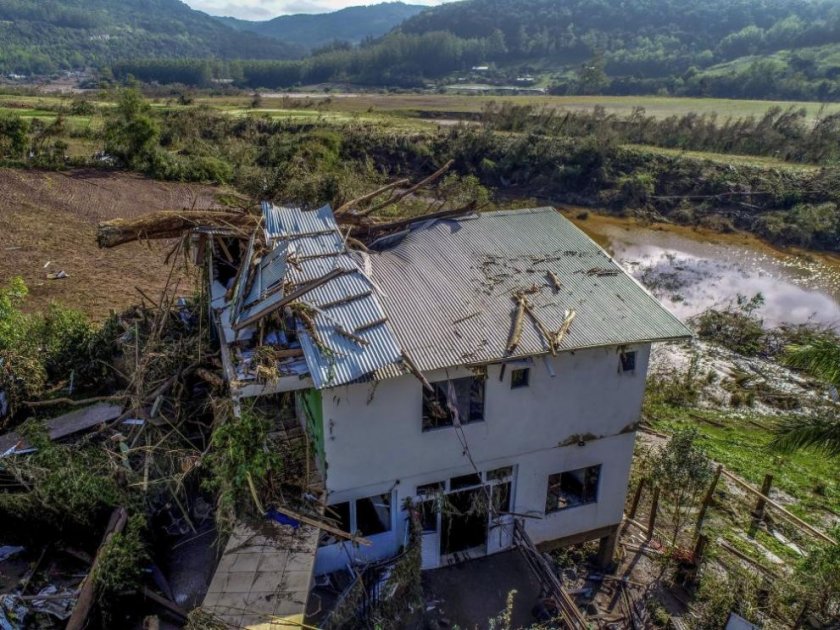 Най-малко 27 души загинаха при наводнения, причинени от циклон, в Бразилия,