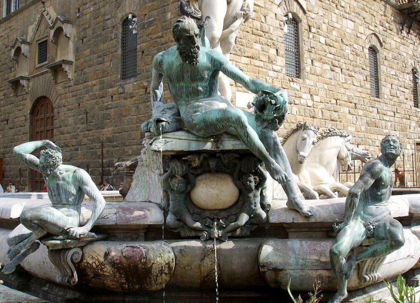 Германски турист повреди фонтана на Нептун във Флоренция, съобщи ДПА. Според