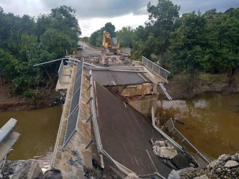 Разрушиха моста на пътя между Царево и Ахтопол, изграждат понтонен