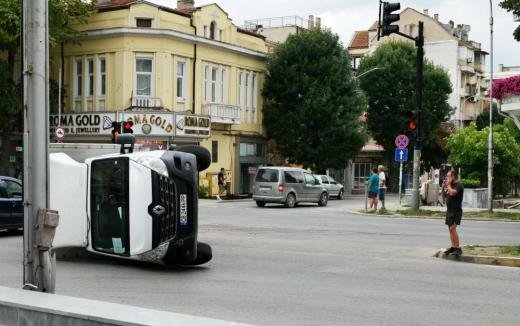 Микробус се обърна на централен варненски булевард (СНИМКИ)