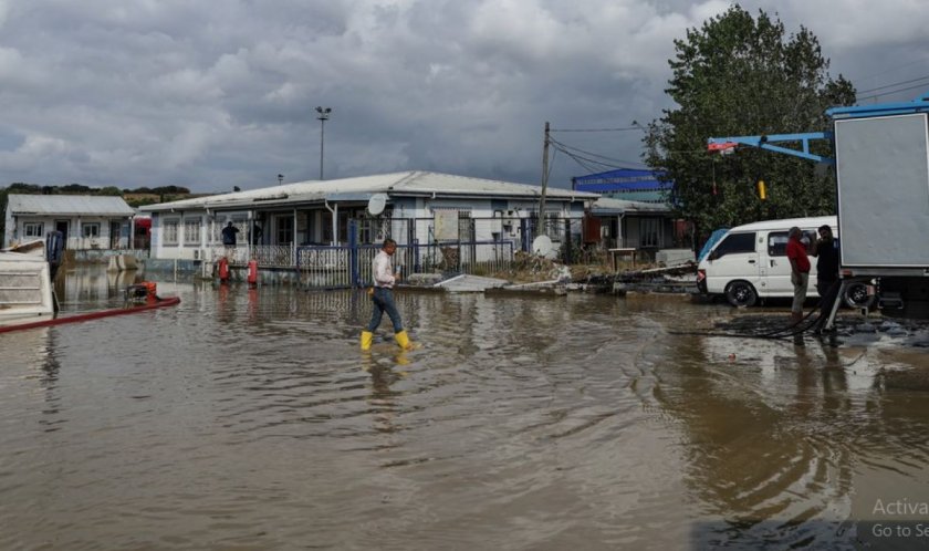 Най-малко петима души са загинали след проливните дъждове, предизвикали наводнения