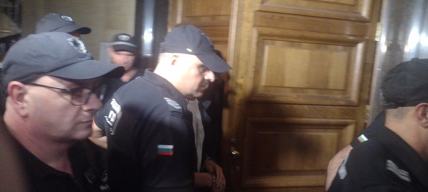 Божков не издържа на напрежението! Черепа под аплодисменти до тоалетна