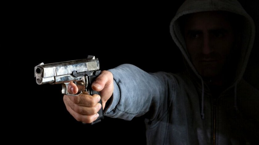 Арестуваха младеж, стрелял с пистолет пред заведение в Търговище