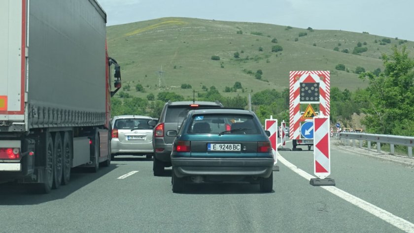 Километрично задръстване по магистрала Струма, след като камион спука гума, движейки