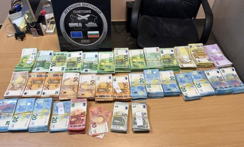 В хладилник на микробус: Откриха контрабандно злато и валута за над 350 000 лв. (СНИМКИ)