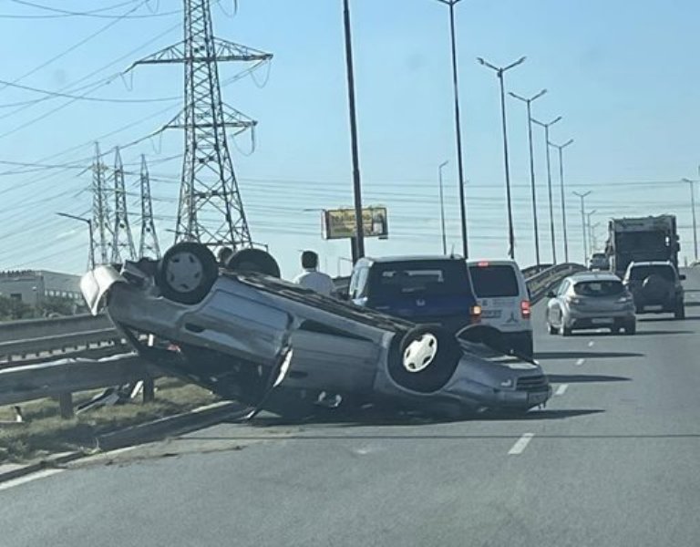 Кола се обърна по таван на Околовръстното в София