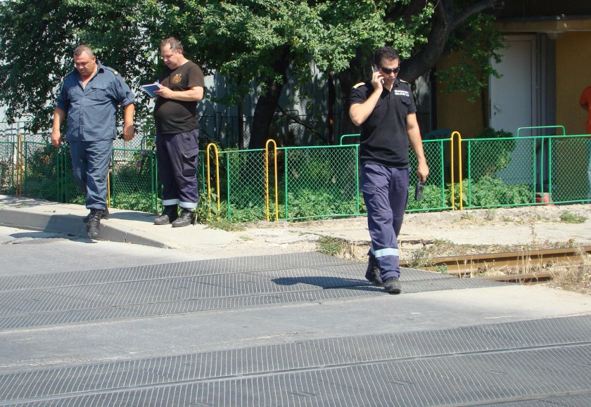 Лупинг: Шофьорка „прелетя“ през жп линия и се преобърна в канавка във Враца