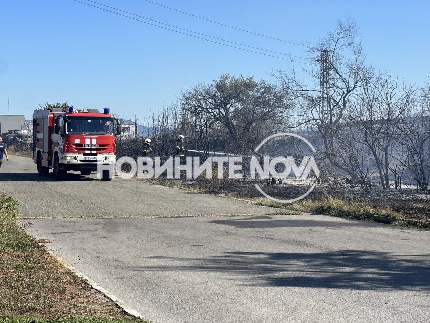 Пожар на метри от бензиностанция в Казанлък