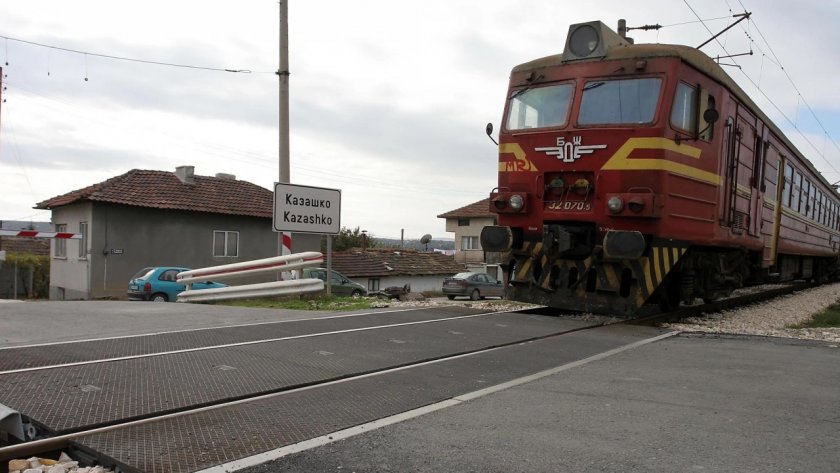 Почина и детето в колата, премазана от влак на прелез в Дамяница