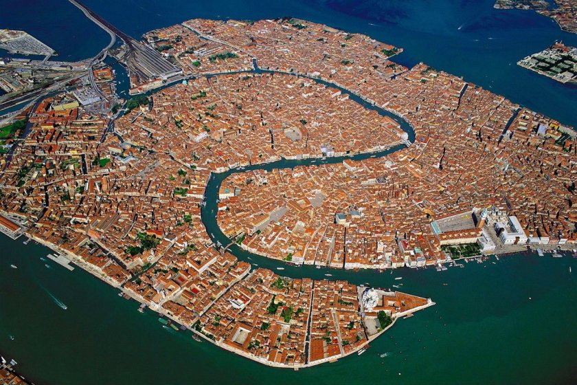 Италианският град Венеция, борещ се да се справи с наплива