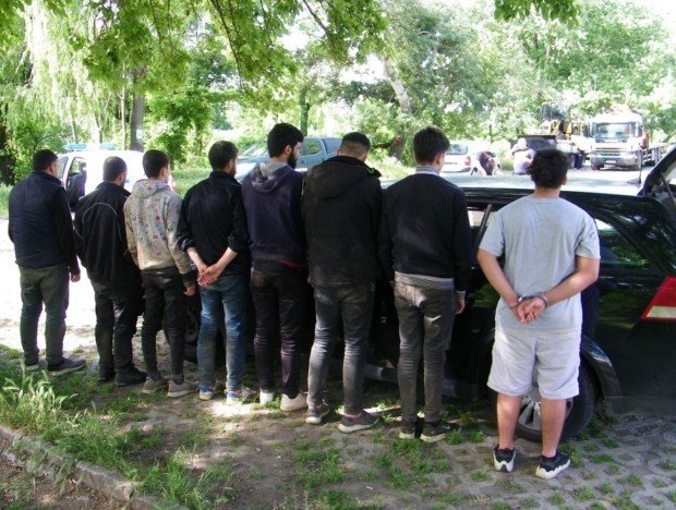 Румънци, спипани с мигранти в Първомайско, се разминаха с малка глоба, колата им била евтина
