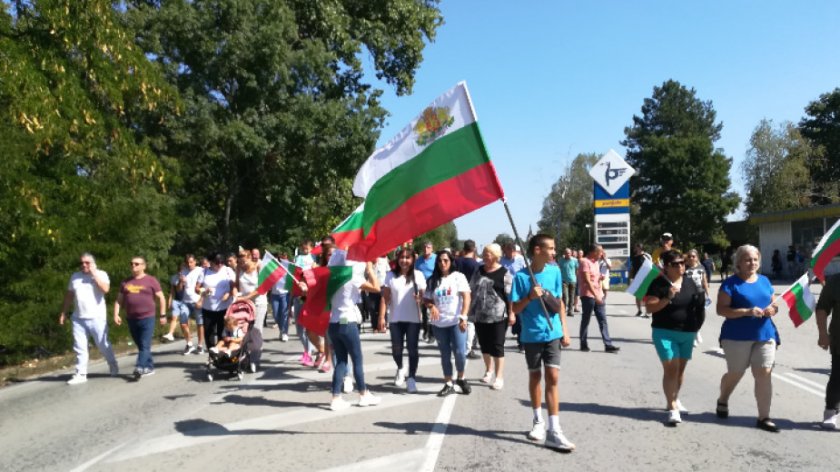 Протестно автошествие във Видин блокира пътя до София