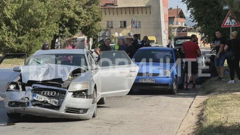 Автомобил с 10 мигранти катастрофира край София (СНИМКИ)