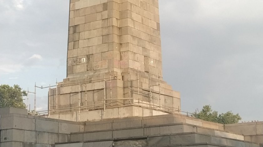 Около Паметника на Съветската армия вече има частично изградено скеле.