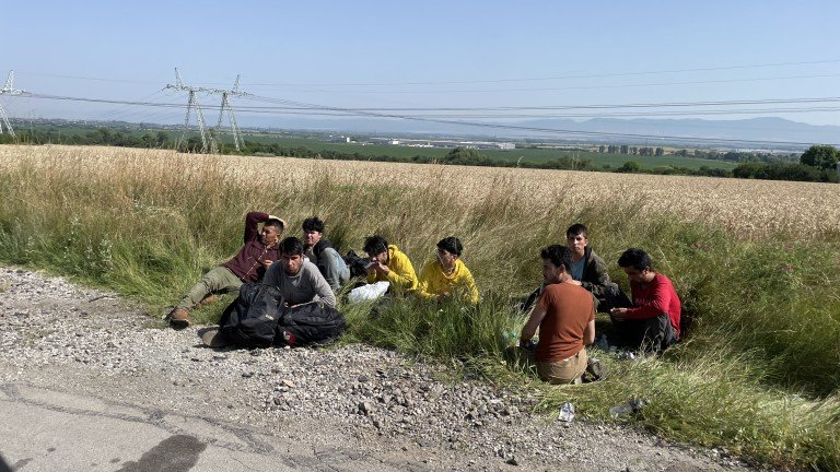 Голяма група мигранти е открита край Казичене.Става дума за над